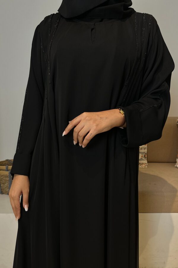 ⁦عباية مغلقة بشريط فصوص اسود و كسره⁩ - الصورة ⁦2⁩