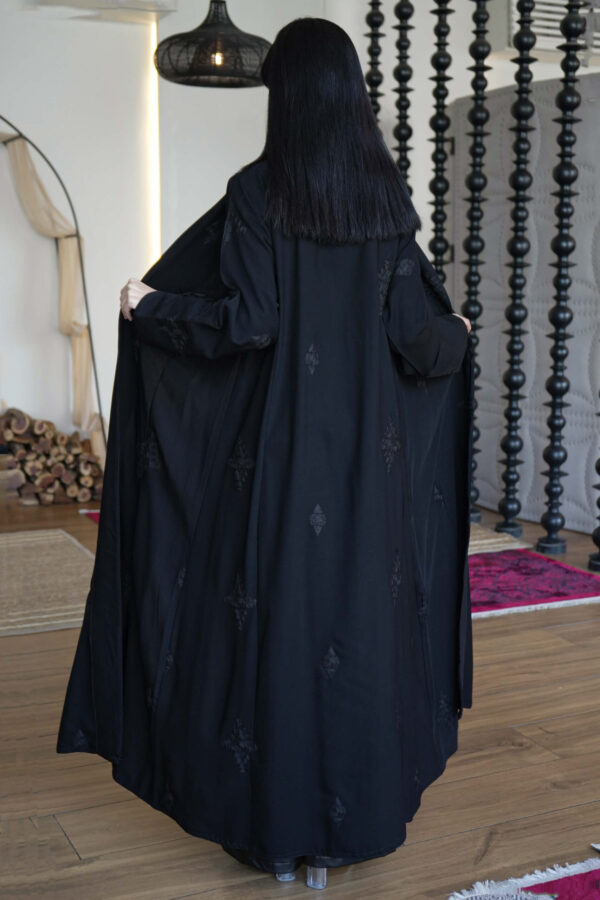 ⁦عباية كادي منثرة بتطريز اسود⁩ - الصورة ⁦2⁩