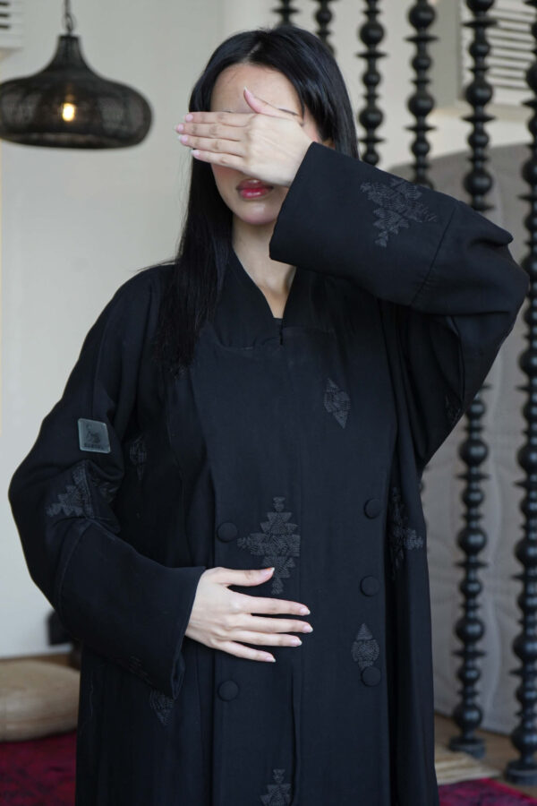 ⁦عباية كادي منثرة بتطريز اسود⁩ - الصورة ⁦3⁩