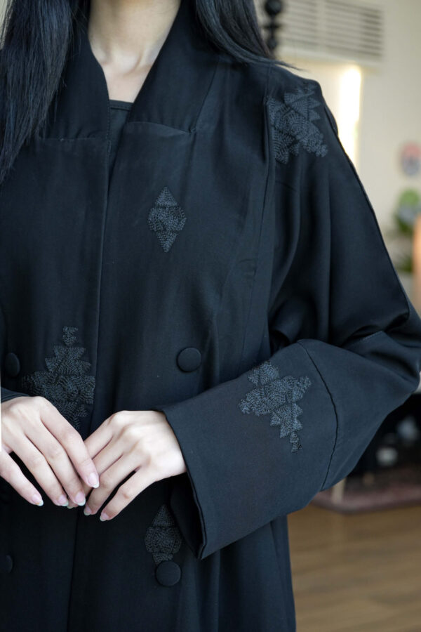 ⁦عباية كادي منثرة بتطريز اسود⁩ - الصورة ⁦5⁩