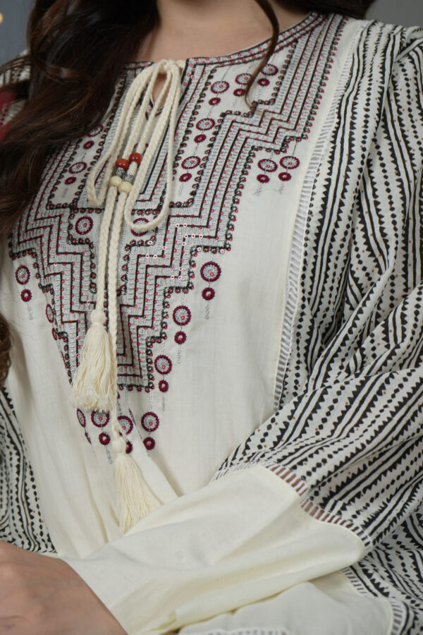 ⁦جلابيه بناتي باكمام و حلق مزينه بدقات خيوط ترتر بلونين⁩ - الصورة ⁦9⁩