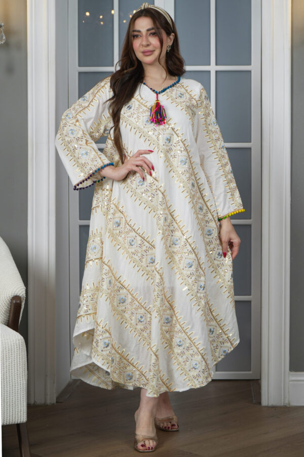 ⁦جلابيه ابيض بترتر على شكل خطوط⁩ - الصورة ⁦8⁩