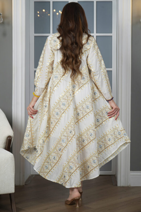 ⁦جلابيه ابيض بترتر على شكل خطوط⁩ - الصورة ⁦3⁩