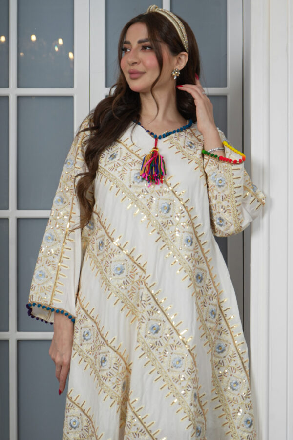 ⁦جلابيه ابيض بترتر على شكل خطوط⁩ - الصورة ⁦2⁩