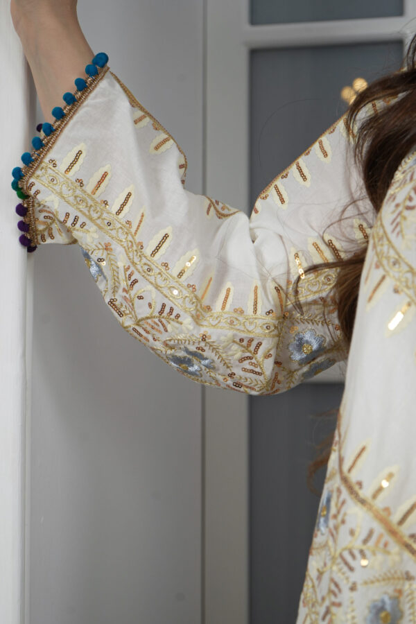 ⁦جلابيه ابيض بترتر على شكل خطوط⁩ - الصورة ⁦5⁩