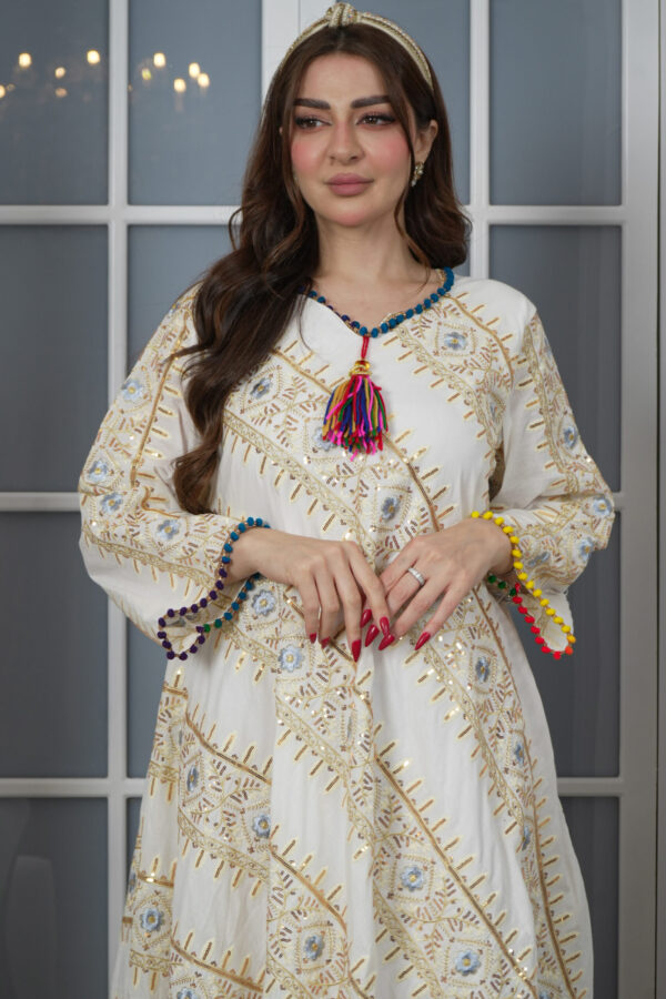 ⁦جلابيه ابيض بترتر على شكل خطوط⁩ - الصورة ⁦4⁩