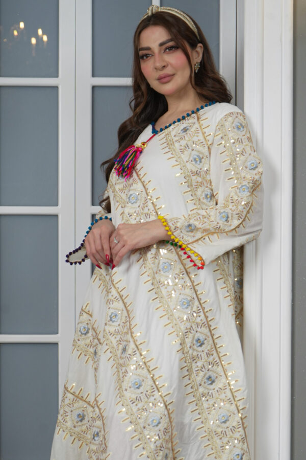 ⁦جلابيه ابيض بترتر على شكل خطوط⁩ - الصورة ⁦7⁩