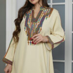 جلابية بيج بتطريز دقات ملونه من امام