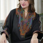 جلابية أسود بتطريز دقات ملونة من الأمام