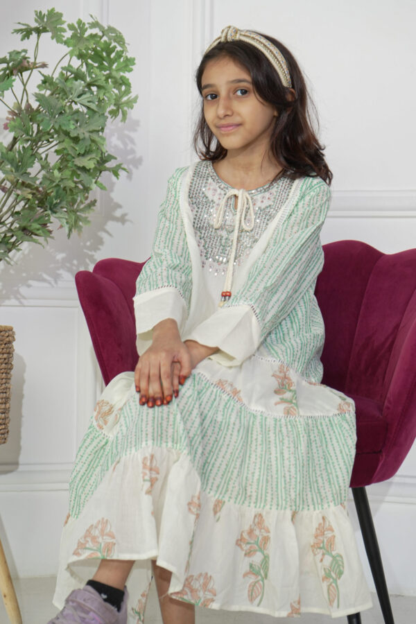 ⁦جلابيه بناتي باكمام و حلق مزينه بدقات خيوط ترتر بلونين⁩ - الصورة ⁦2⁩