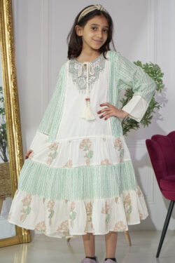 جلابيه بناتي باكمام و حلق مزينه بدقات خيوط ترتر بلونين