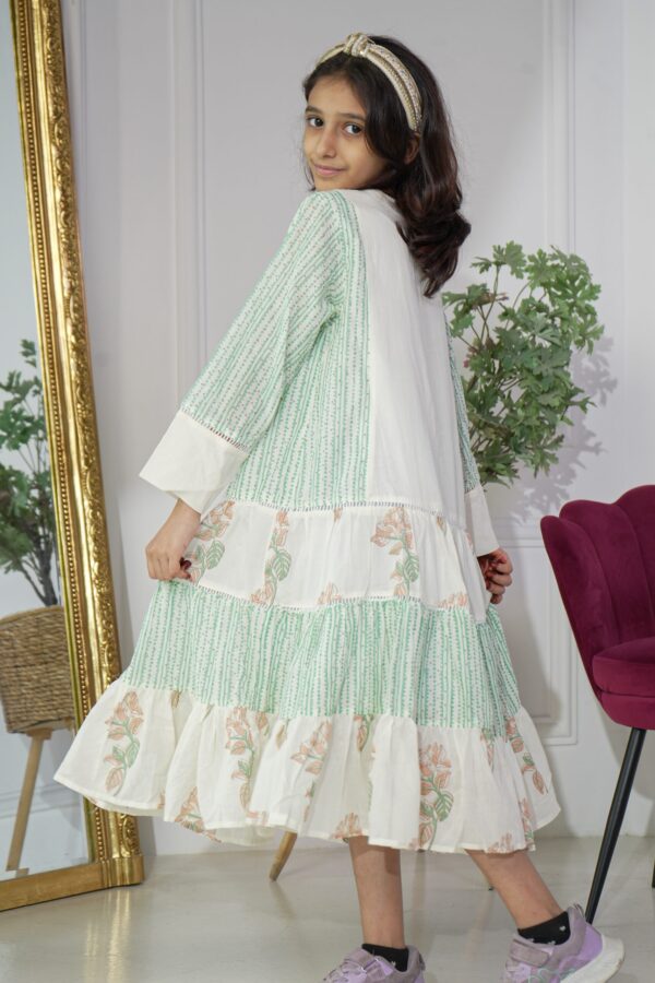 ⁦جلابيه بناتي باكمام و حلق مزينه بدقات خيوط ترتر بلونين⁩ - الصورة ⁦4⁩