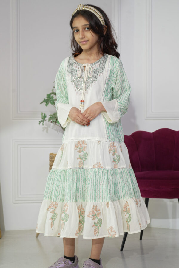 ⁦جلابيه بناتي باكمام و حلق مزينه بدقات خيوط ترتر بلونين⁩ - الصورة ⁦5⁩