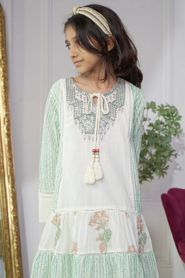 ⁦جلابيه بناتي باكمام و حلق مزينه بدقات خيوط ترتر بلونين⁩ - الصورة ⁦6⁩