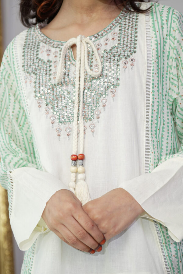 ⁦جلابيه بناتي باكمام و حلق مزينه بدقات خيوط ترتر بلونين⁩ - الصورة ⁦7⁩