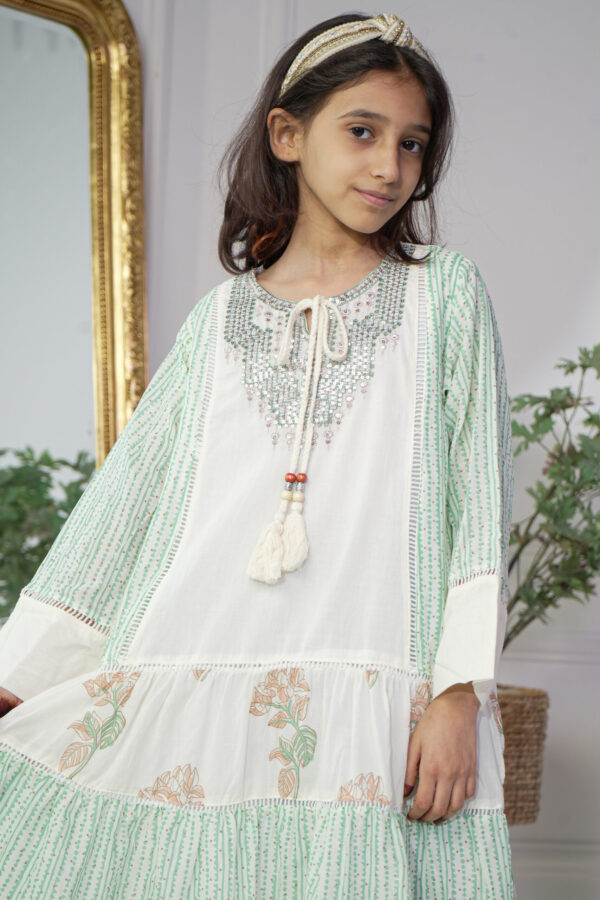 ⁦جلابيه بناتي باكمام و حلق مزينه بدقات خيوط ترتر بلونين⁩ - الصورة ⁦8⁩