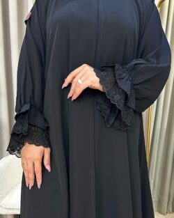 عباية بأكمام دانتيل مطاط و شك على الأكمام نص كلوش