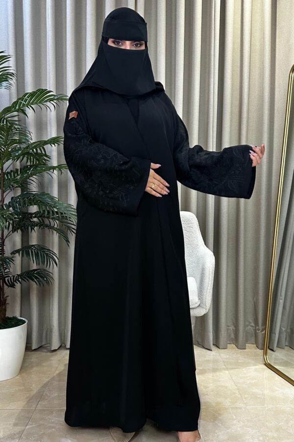⁦عبايه بتطريز اسود على اكمام بأسلوب مبتكر⁩ - الصورة ⁦2⁩