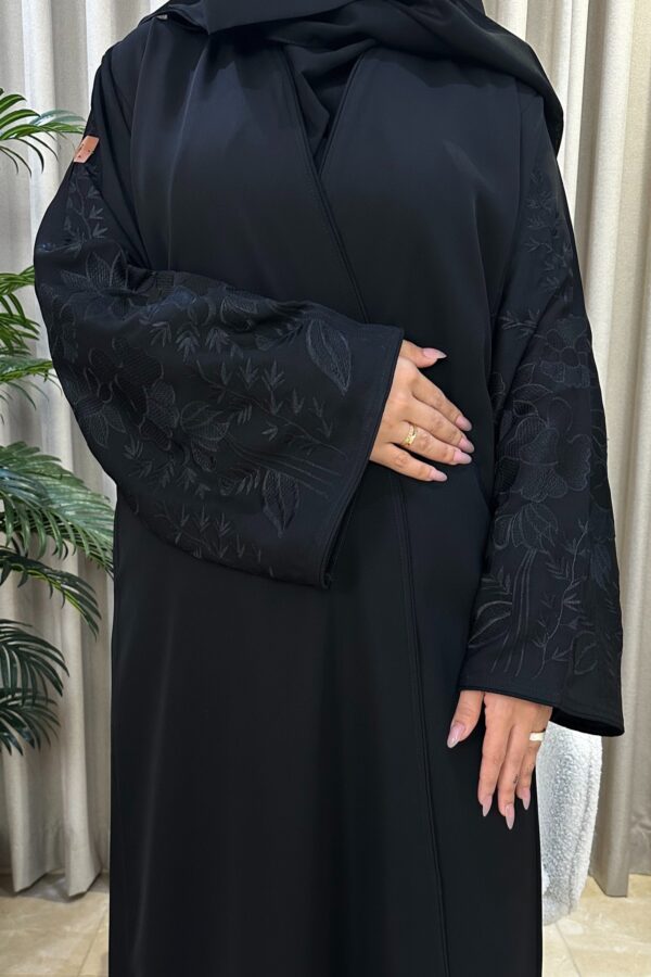 ⁦عبايه بتطريز اسود على اكمام بأسلوب مبتكر⁩ - الصورة ⁦3⁩