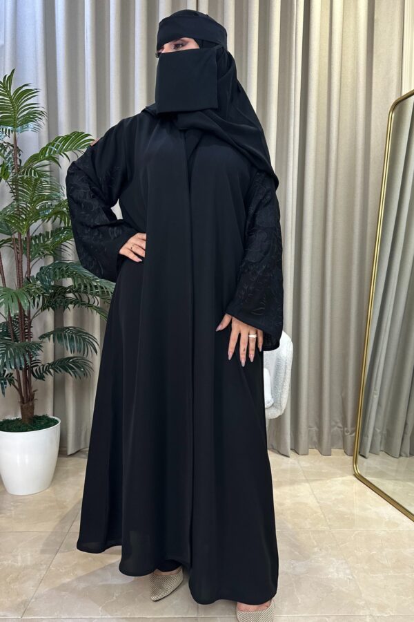 ⁦عبايه بتطريز اسود على اكمام بأسلوب مبتكر⁩ - الصورة ⁦4⁩
