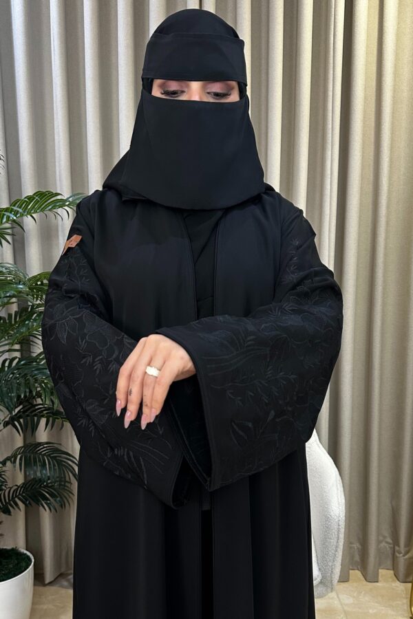 ⁦عبايه بتطريز اسود على اكمام بأسلوب مبتكر⁩ - الصورة ⁦5⁩