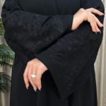 عبايه بتطريز اسود على اكمام بأسلوب مبتكر