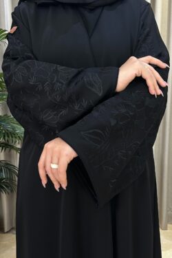 عبايه بتطريز اسود على اكمام بأسلوب مبتكر