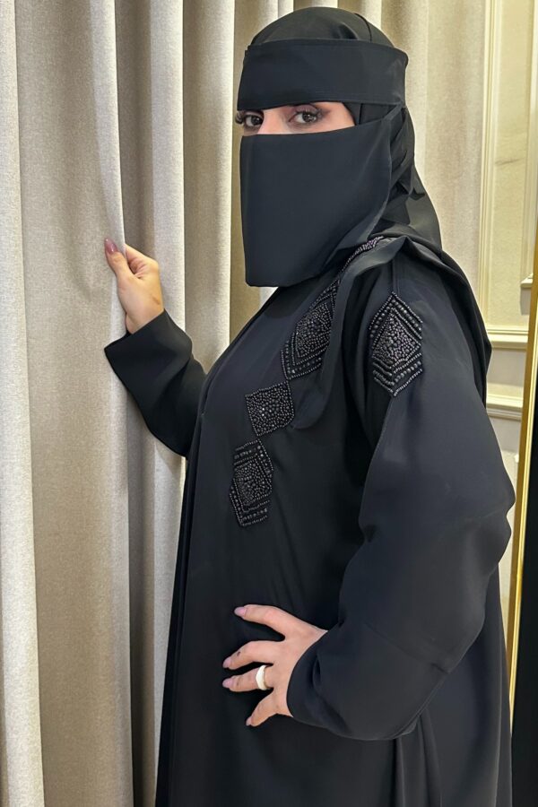 ⁦عباية بياقة و شك من الاكتاف بأسود⁩ - الصورة ⁦6⁩