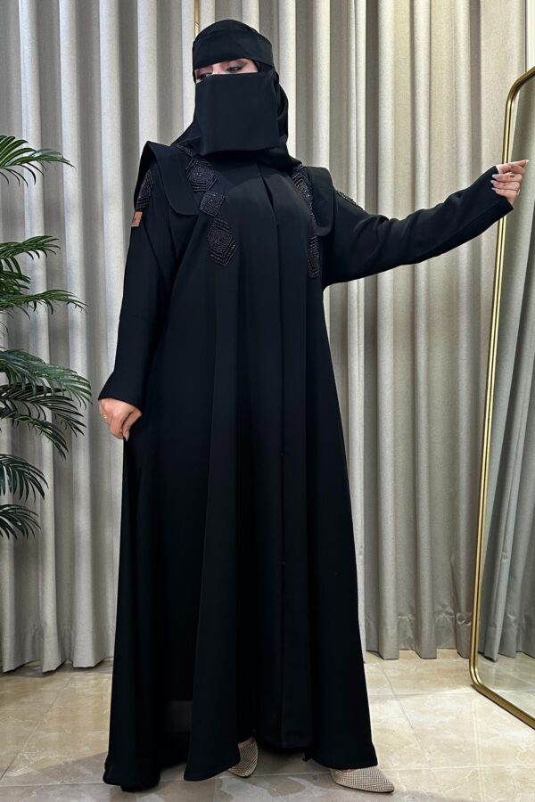 ⁦عباية بياقة و شك من الاكتاف بأسود⁩ - الصورة ⁦4⁩