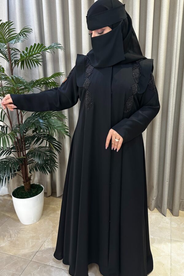 ⁦عباية بياقة و شك من الاكتاف بأسود⁩ - الصورة ⁦3⁩