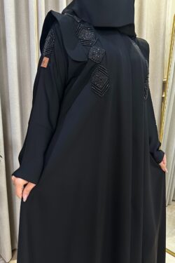 عباية بياقة و شك من الاكتاف بأسود