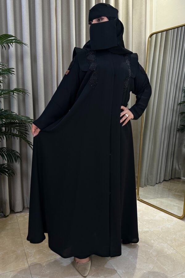 ⁦عباية بياقة و شك من الاكتاف بأسود⁩ - الصورة ⁦7⁩