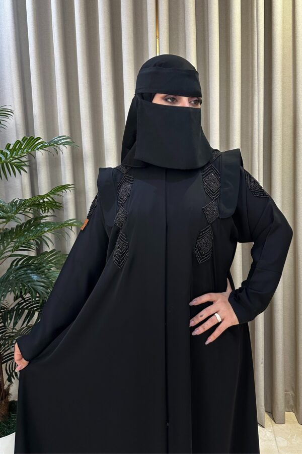⁦عباية بياقة و شك من الاكتاف بأسود⁩ - الصورة ⁦8⁩