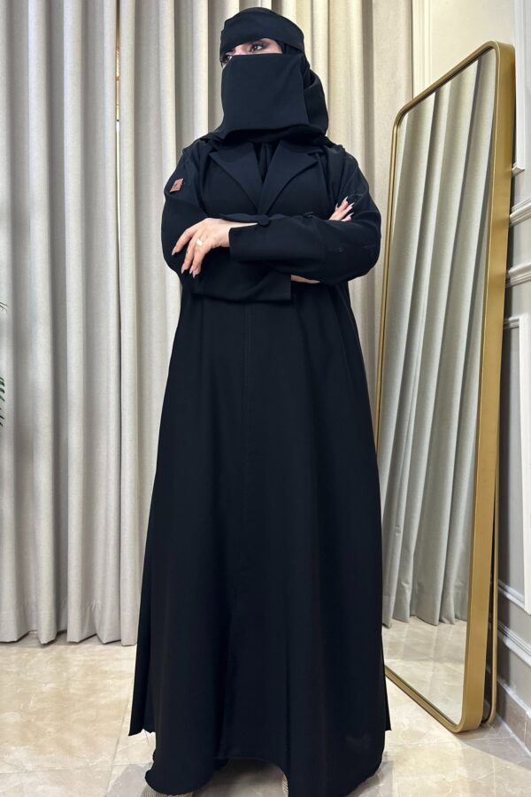 ⁦عبايه بلياقه و كسر من خلف و اكمام مطرزه باسود⁩ - الصورة ⁦6⁩