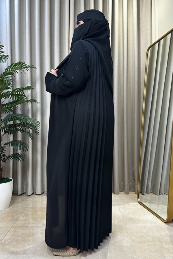 ⁦عبايه بلياقه و كسر من خلف و اكمام مطرزه باسود⁩ - الصورة ⁦2⁩