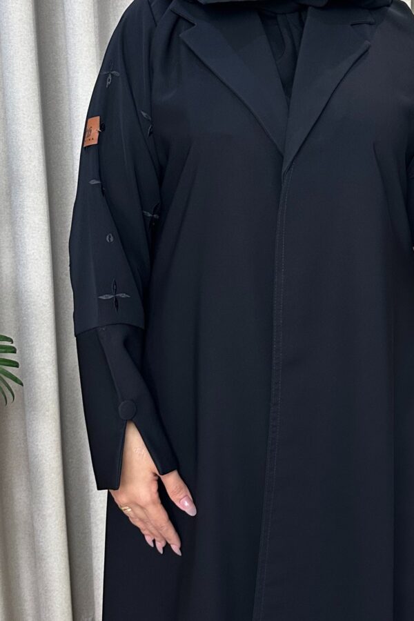 ⁦عبايه بلياقه و كسر من خلف و اكمام مطرزه باسود⁩ - الصورة ⁦8⁩