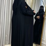 عبايه بلياقه و كسر من خلف و اكمام مطرزه باسود