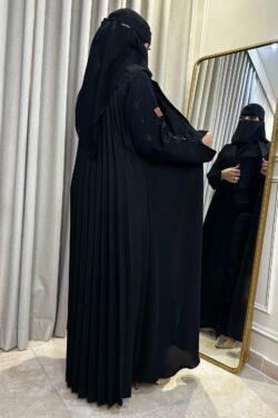 عبايه بلياقه و كسر من خلف و اكمام مطرزه باسود