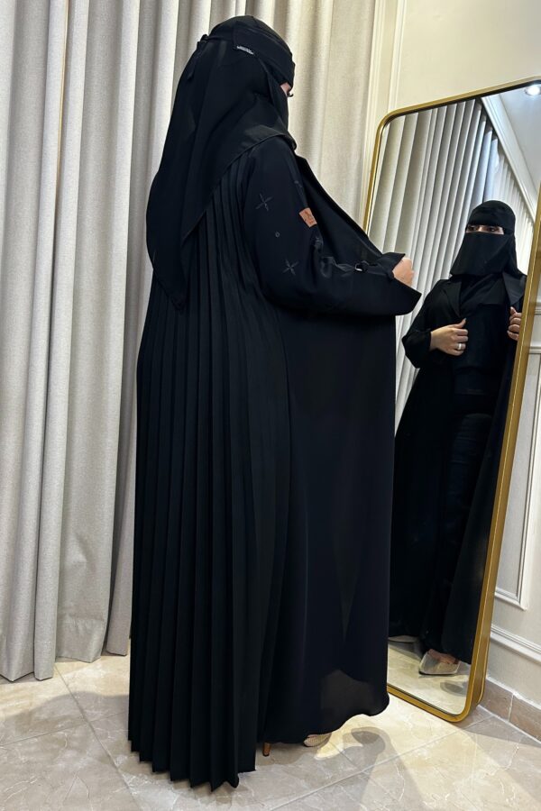 ⁦عبايه بلياقه و كسر من خلف و اكمام مطرزه باسود⁩ - الصورة ⁦3⁩