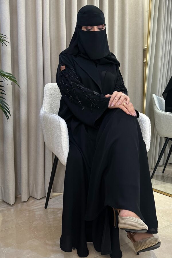 ⁦عباية بياقة شك أسود على الاكمام⁩ - الصورة ⁦2⁩