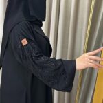 عباية بياقة شك أسود على الاكمام