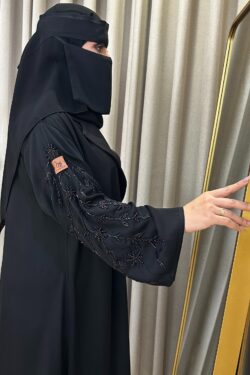 عباية بياقة شك أسود على الاكمام