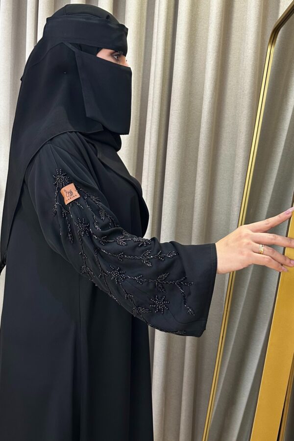 ⁦عباية بياقة شك أسود على الاكمام⁩ - الصورة ⁦3⁩