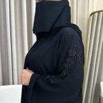 عباية شك أسود على الأكمام ممتدة إلي الأكتاف