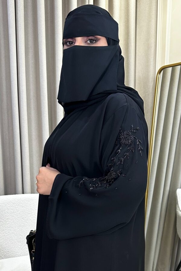 ⁦عباية شك أسود على الأكمام ممتدة إلي الأكتاف⁩ - الصورة ⁦2⁩