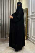 ⁦عباية شك أسود على الأكمام ممتدة إلي الأكتاف⁩ - الصورة ⁦3⁩