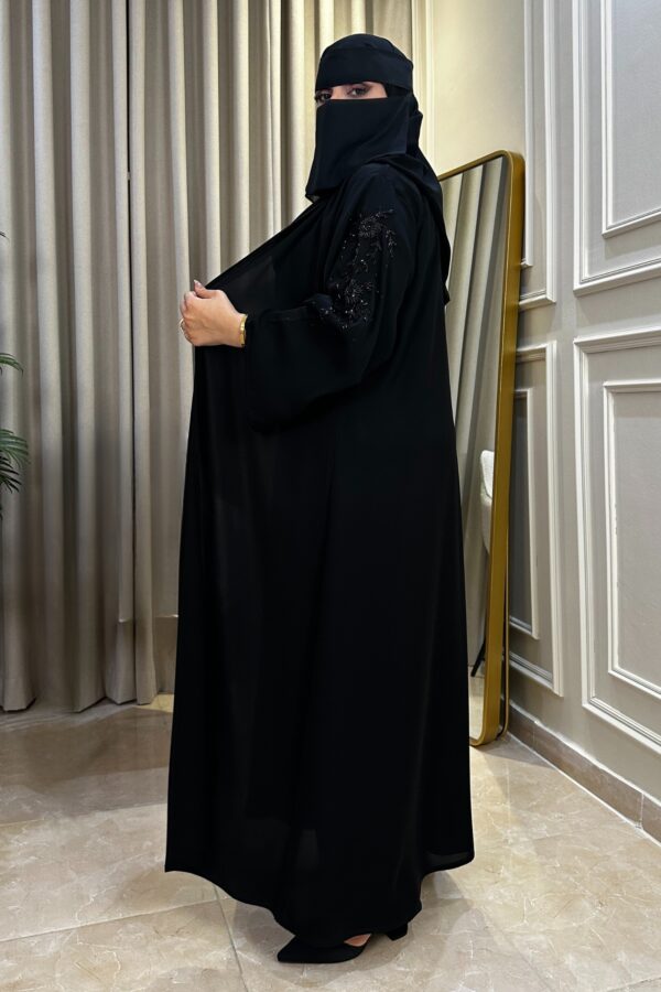 ⁦عباية شك أسود على الأكمام ممتدة إلي الأكتاف⁩ - الصورة ⁦3⁩