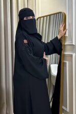 ⁦عباية شك أسود على الأكمام ممتدة إلي الأكتاف⁩ - الصورة ⁦4⁩