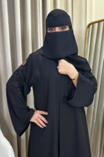 ⁦عباية شك أسود على الأكمام ممتدة إلي الأكتاف⁩ - الصورة ⁦5⁩