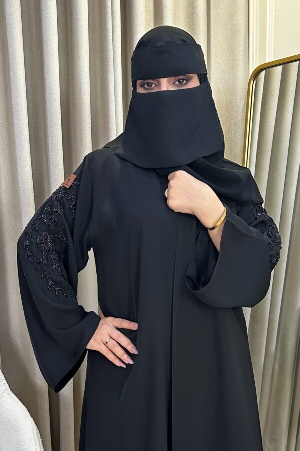 ⁦عباية شك أسود على الأكمام ممتدة إلي الأكتاف⁩ - الصورة ⁦5⁩